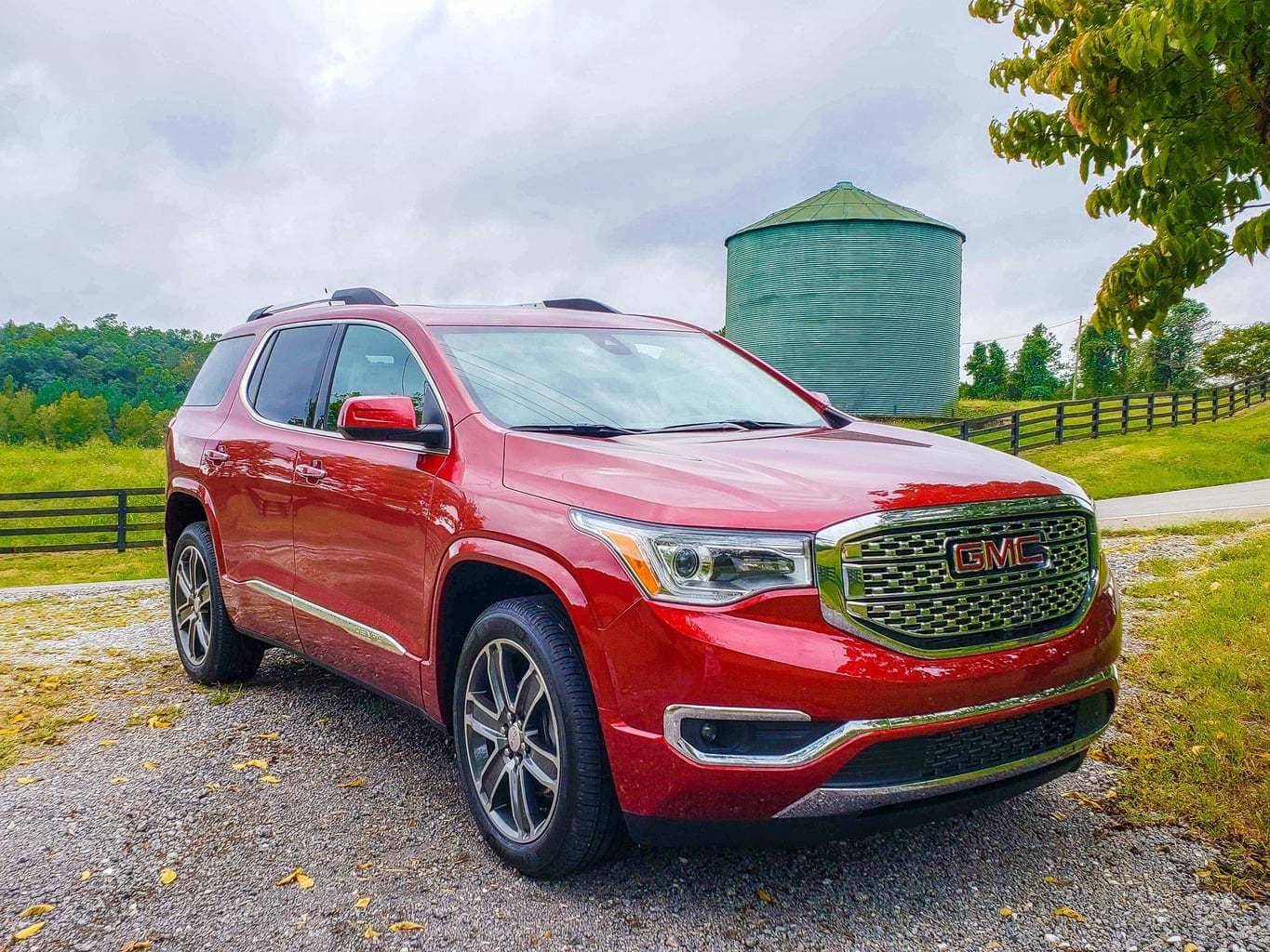 With Summer coming to an end, that also means that the daylight hours will be shorter. Here are some Fall Safety Driving Tips that everyone should know. #GMCAcadiaDenali #FallDrivingTips